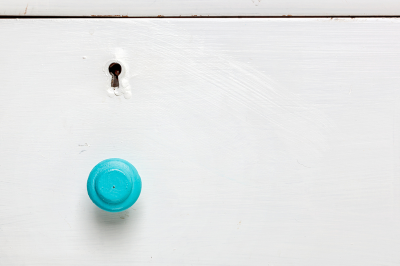 Less is More: The Path to Minimalist Living Through Decluttering